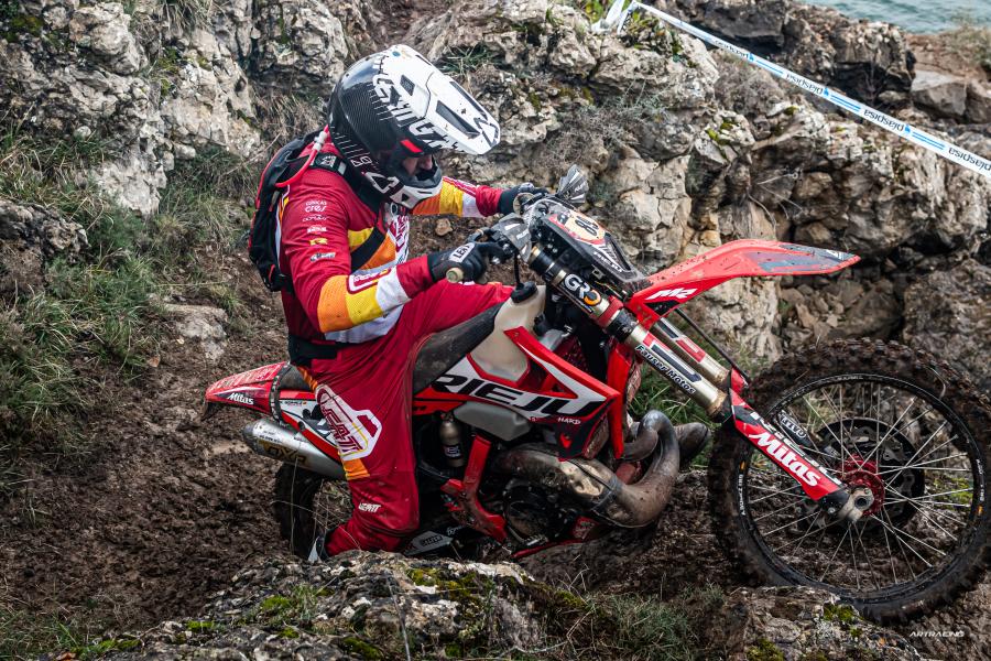 Alfredo Gómez estrena la Rieju MR300i en Hixpania Hard Enduro con buenas sensaciones