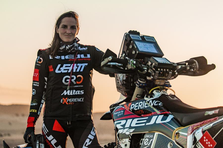 SANDRA GÓMEZ, IN TEARS, LEADING THE RACE, IS FORCED TO WITHDRAW FROM THE DAKAR 